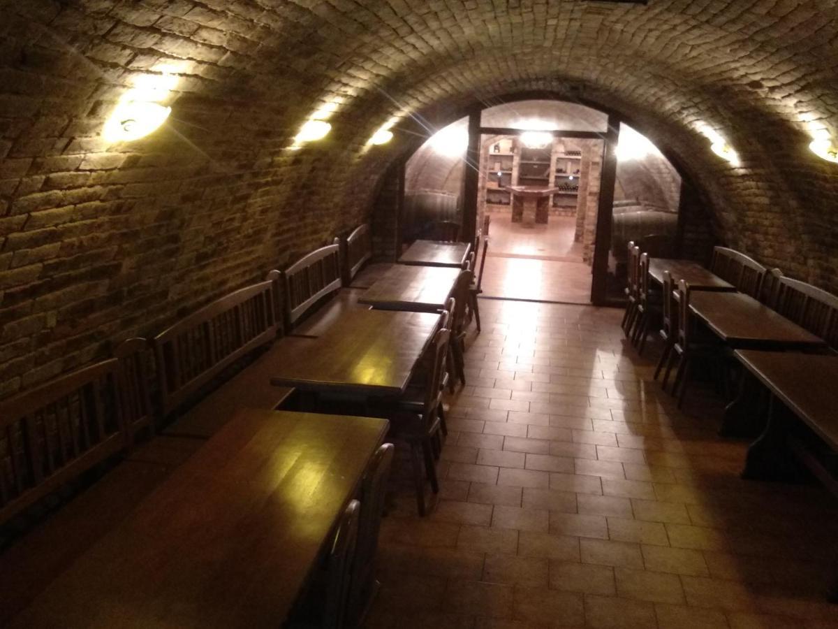 Sklep U Hrabalu Aparthotel Hustopeče Exterior foto