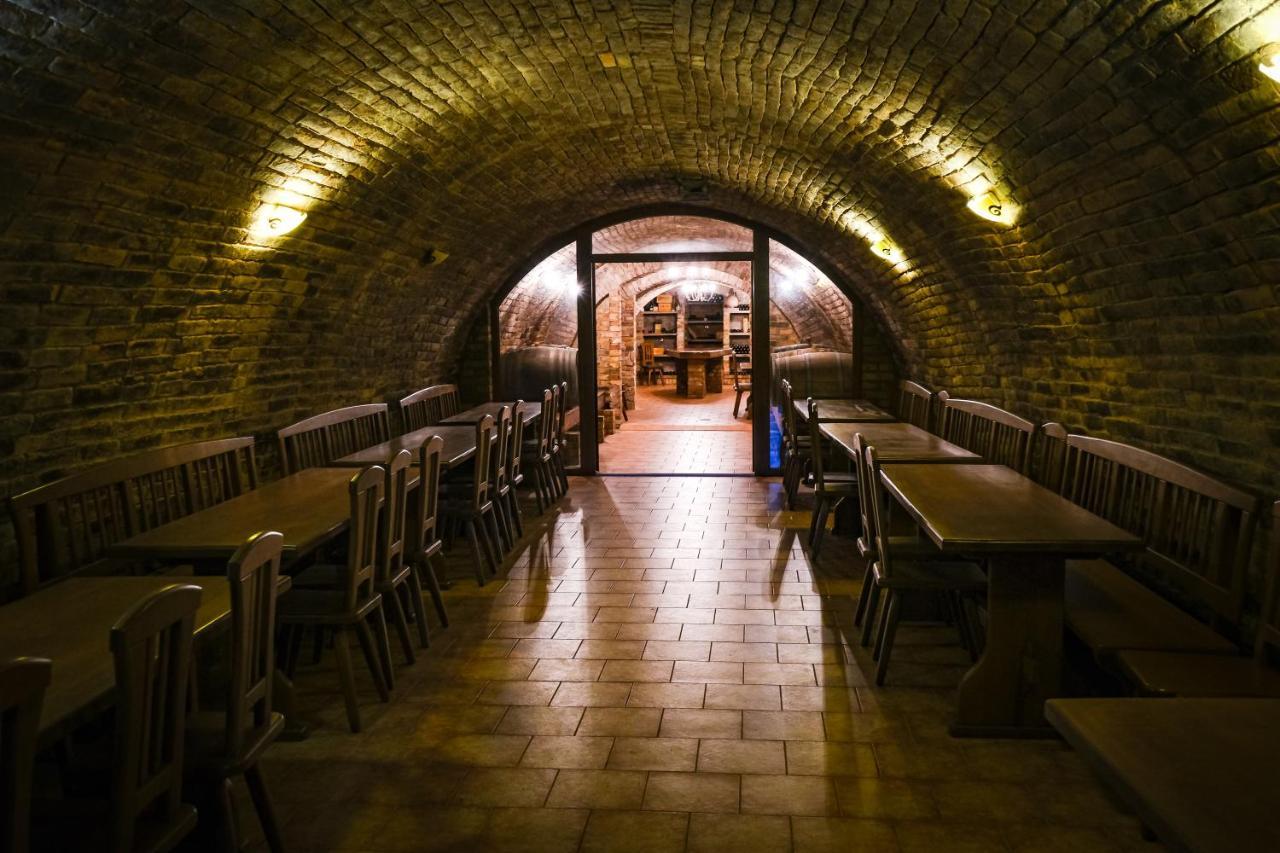 Sklep U Hrabalu Aparthotel Hustopeče Exterior foto