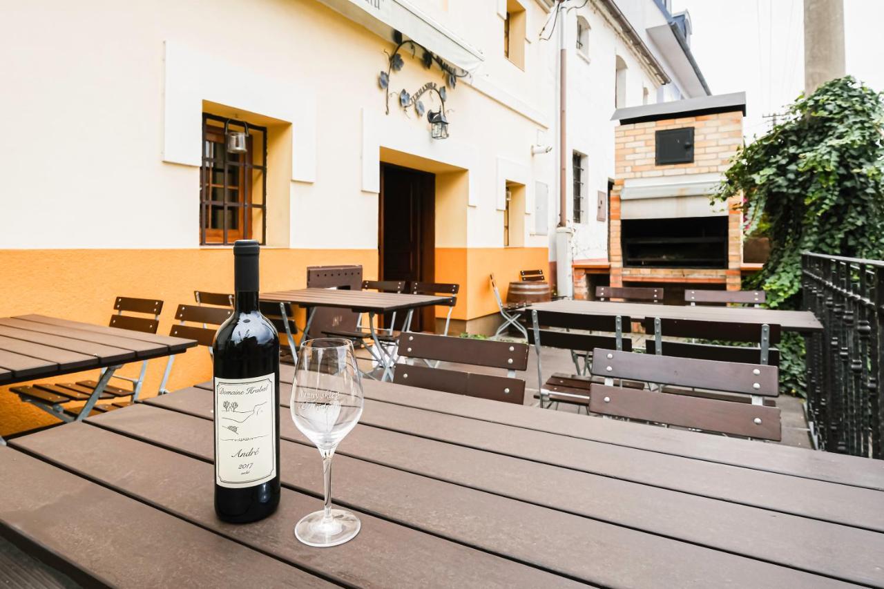 Sklep U Hrabalu Aparthotel Hustopeče Exterior foto